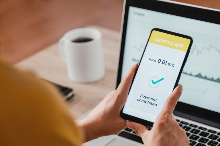 Treidaaja ostaa ja myy Kryptoja kuten Bitcoin mistä vain pelkän mobiililaitteen avulla.