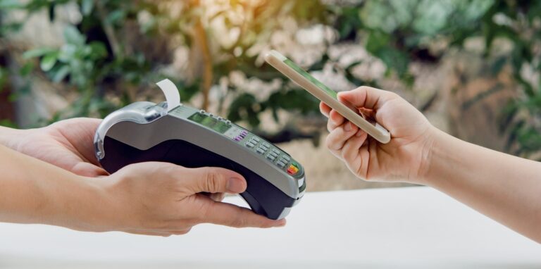 Mitä ovat lähi- ja mobiilimaksaminen?