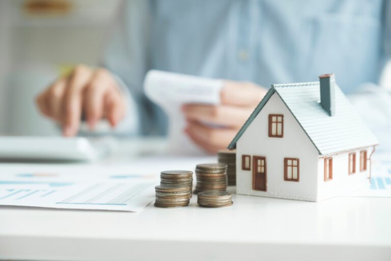 Kannattaako ylimääräinen raha käyttää asuntolainan lyhentämiseen vai sijoittaa se esimerkiksi osakemarkkinoille?